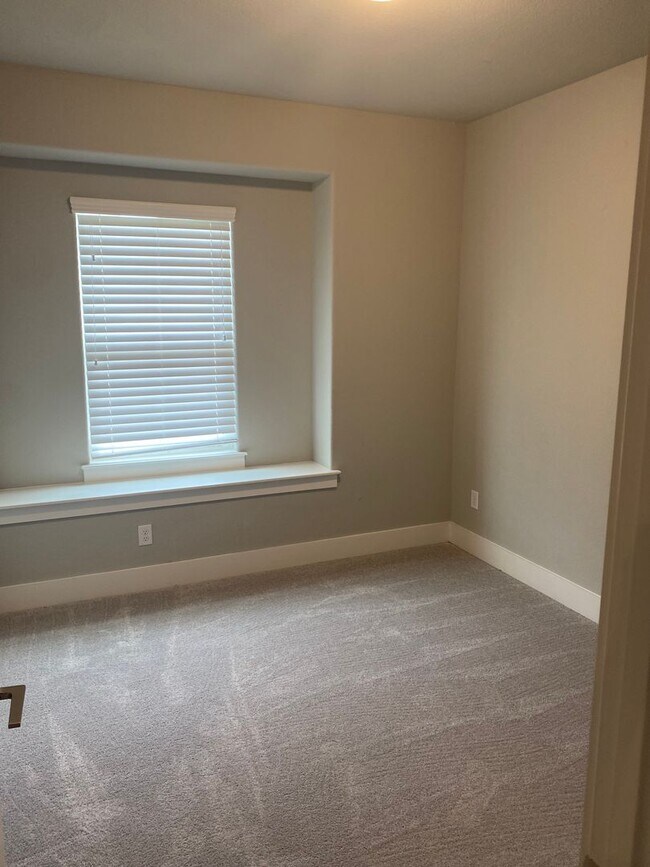 Building Photo - Coming soon! Darling 3/2/2 Fireplace - Walk in Shower - commuter friendly