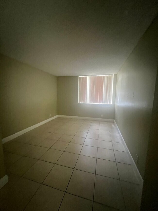 Building Photo - 2Bed / 2 Bath