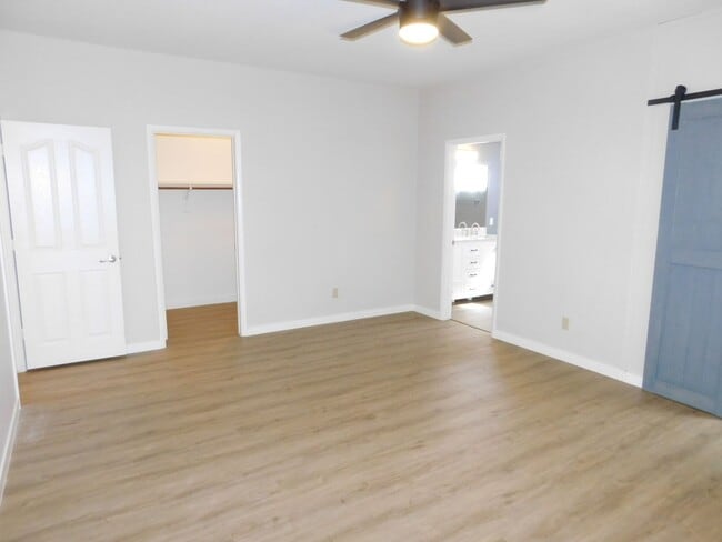 Building Photo - Gorgeous 3 bedroom condo with a 2 car garage! Tons of upgrades*Southwest*Gated community*