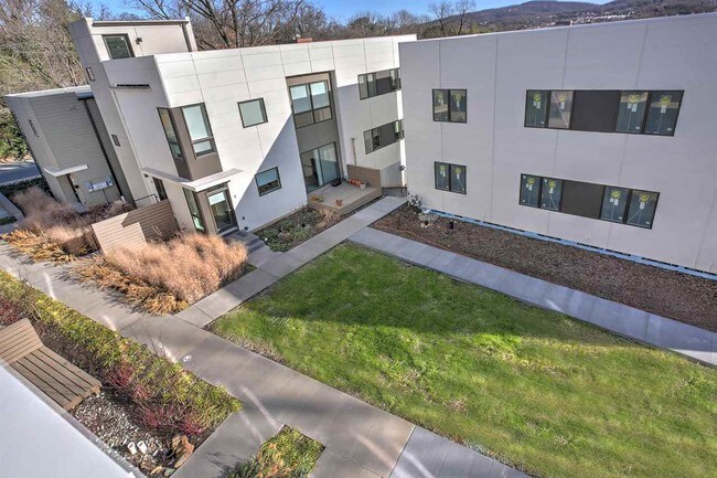 Building Photo - 1130 E High St