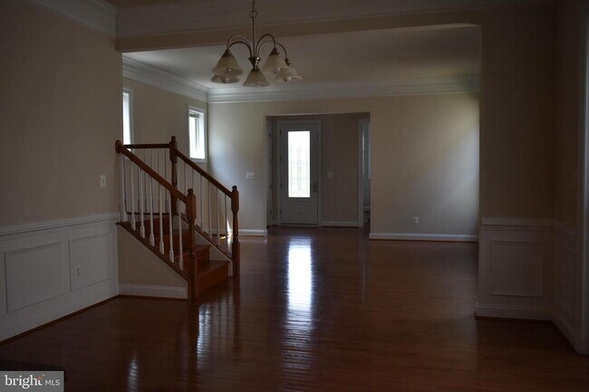 Building Photo - Luxurious Single-Family Home in Vibrant On...