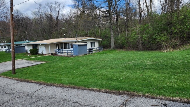 Building Photo - Three bedroom 1.5 house available for rent May 1 2026!