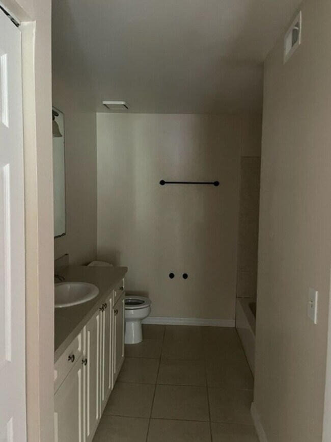 Building Photo - Free Rent for November! 2/2 Condo in Kissi...