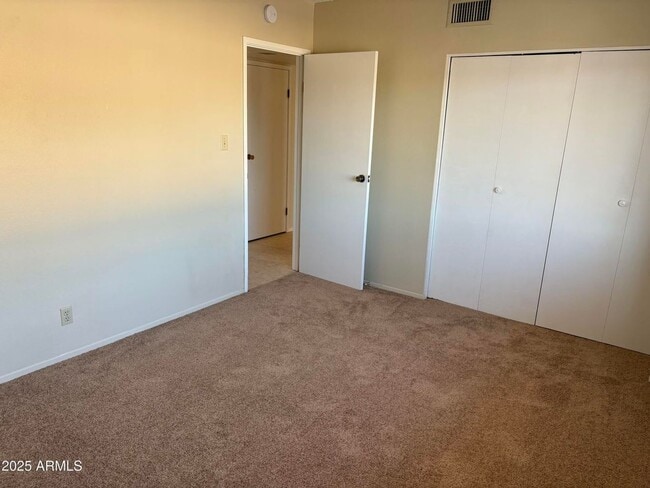 Building Photo - 2 Bedroom 2 Bath condo with ALL utilities included!