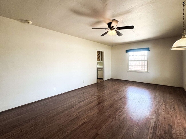 Building Photo - "Charming 3 Bedroom, 2 Bathroom Home with Spacious Living"