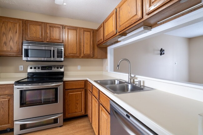 Building Photo - Two Bedroom Townhome in Raleigh's Heart!