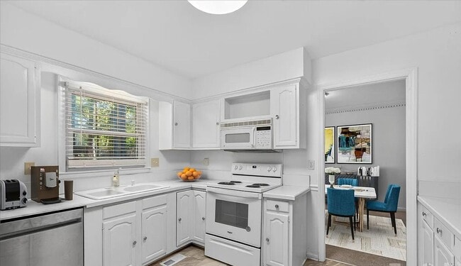 Building Photo - Beautiful 4 Bedroom Single Family Home