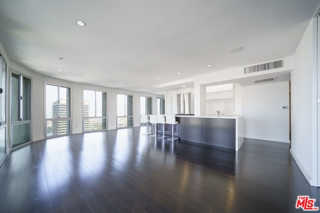 Building Photo - 800 W 1st St