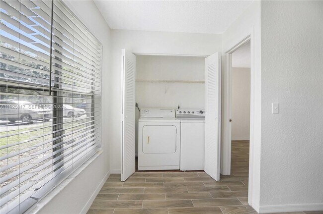 Building Photo - 417 Vista Isles Dr