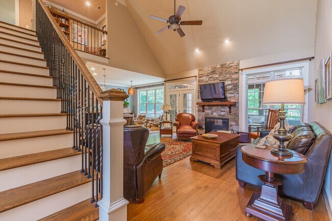 Building Photo - Fully Furnished Home!