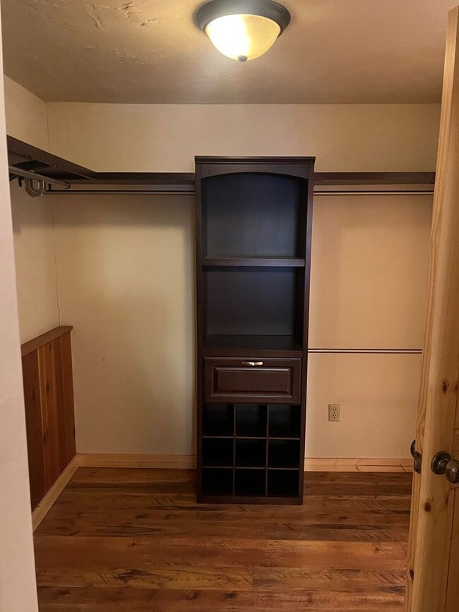 Building Photo - 702