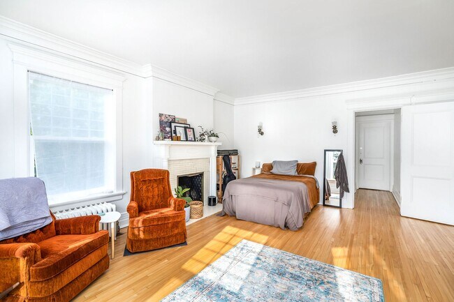 Building Photo - Beautiful 3 Bedroom/2 Bathroom SECOND Floor Apartment in East Duluth Mansion - AVAILABLE JUNE!