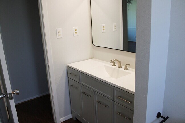 Building Photo - "Charming, Bedford home with Dual Living Spaces, Bonus Room, and a Spacious Backyard!"