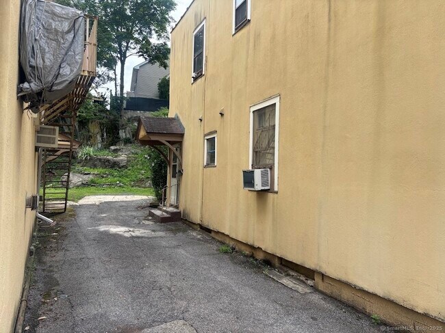 Building Photo - 156 River Rd Ext
