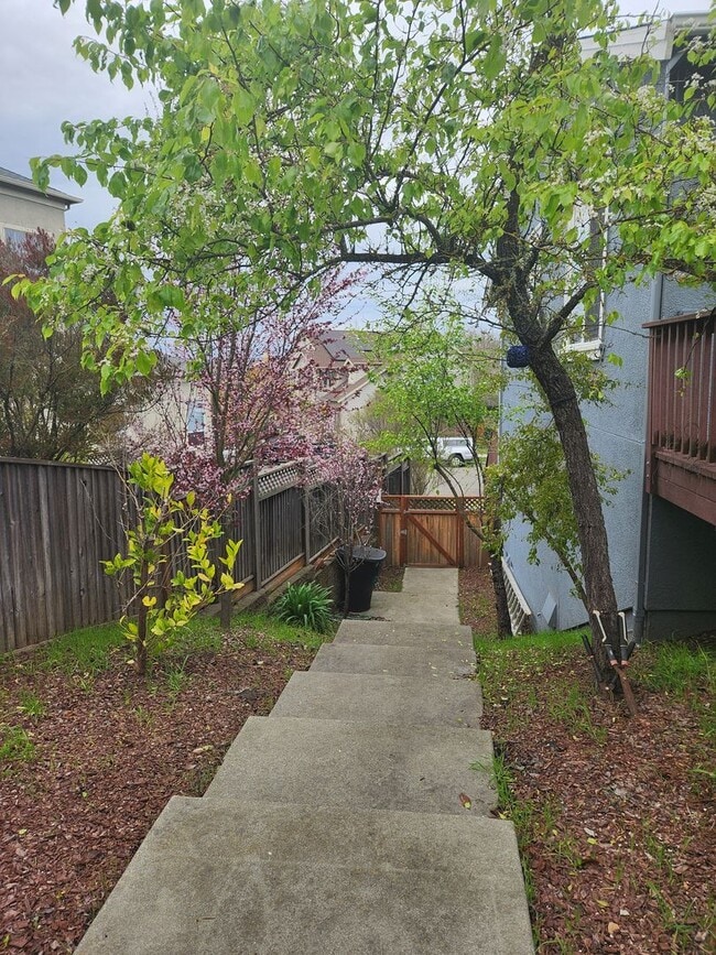 Building Photo - Great Santa Rosa Neighborhood 3 Bedroom, 2.5 Bathrooms