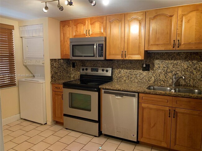 Building Photo - 400 Commodore Dr