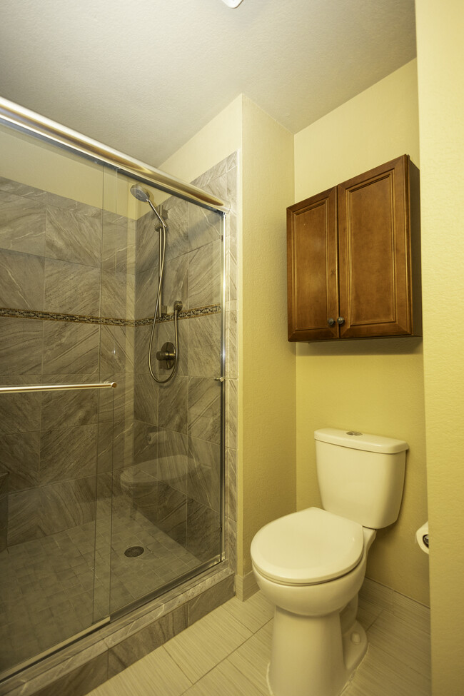 En-Suite Bath - 4415 Laguna Pl