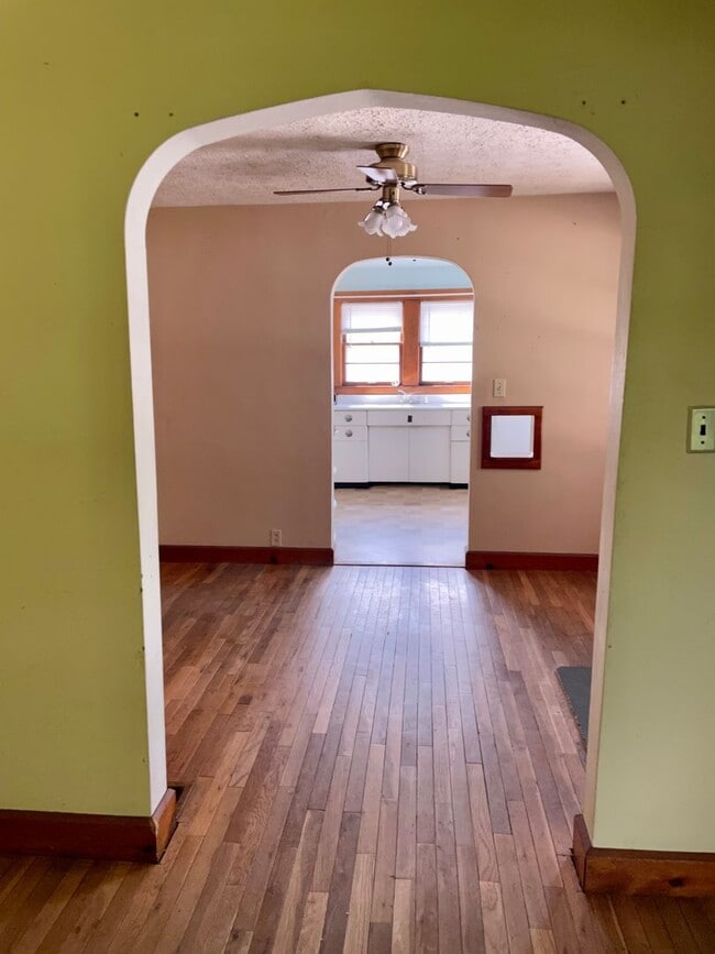 Building Photo - 3 bed/1 bath home near Upland Brewery avai...