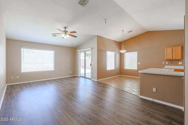 Building Photo - GREAT 3 bed, 2 bath home