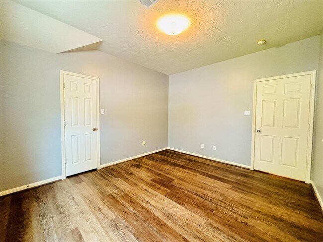 Building Photo - 1803 Stoneleigh Ct