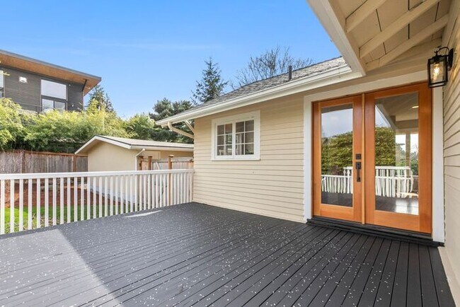 Building Photo - Sunny Air Conditioned Mercer Island Charmer!