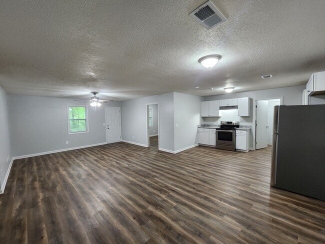 Building Photo - 723 W Creek Cir