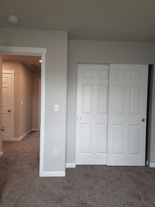Building Photo - 15717 View Dr Ct SE