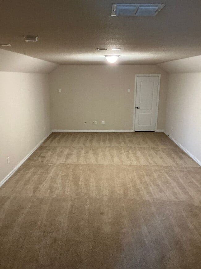 Building Photo - 5/4/3  Home with Game room in WALKING DISTANCE TO THE MARINA