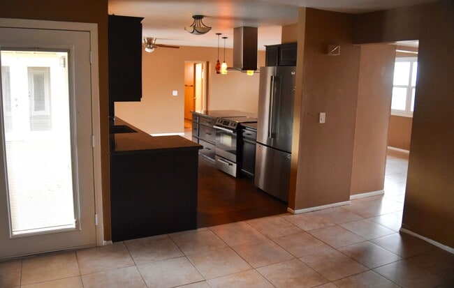 Building Photo - Awesome 5 Bed 2 Bath Home at ASU