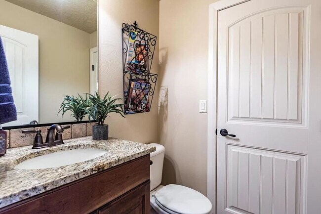 Building Photo - Spacious 3-Bed Townhouse Retreat in Southgate Townhomes
