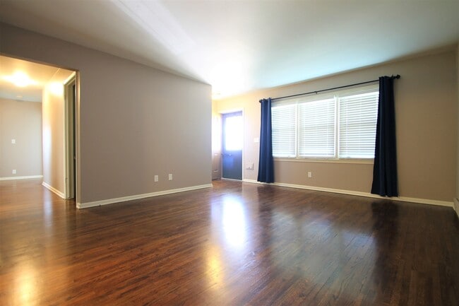 Building Photo - Beautiful and Spacious 3 Bedroom / 2 Bath ...