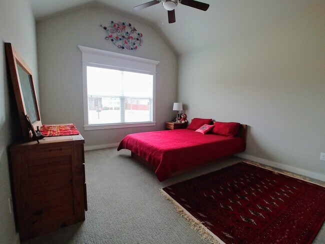 Building Photo - 5802 W Redbud St