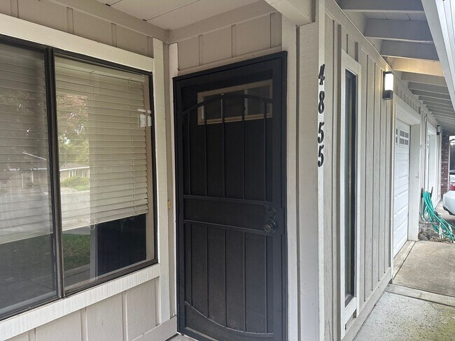 Building Photo - 2 Bedroom 2 Bathroom Updated Duplex with Y...