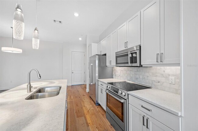 Building Photo - 644 3rd Ave S