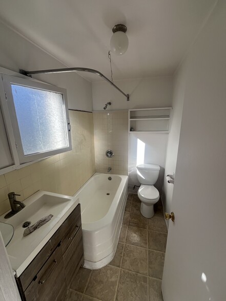 Bathroom - 3852 College Ave