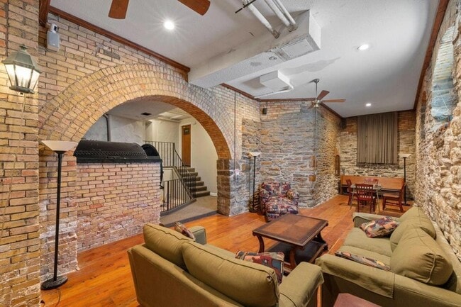 Building Photo - 609 S 9th St