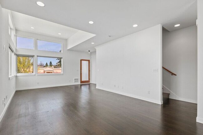 Building Photo - Stunning Modern Air-Conditioned in Coveted...