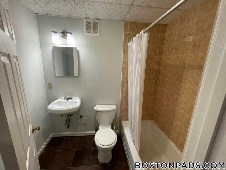 Building Photo - 77 Park Dr