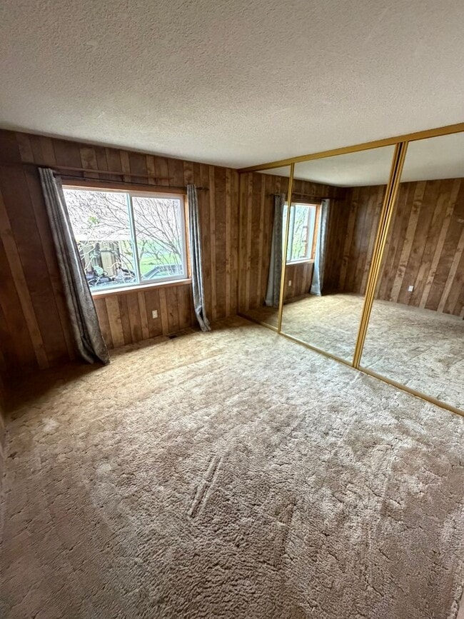 Building Photo - 3 Bedroom with a View!