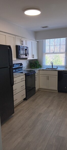 Primary Photo - 500 E Lancaster Ave