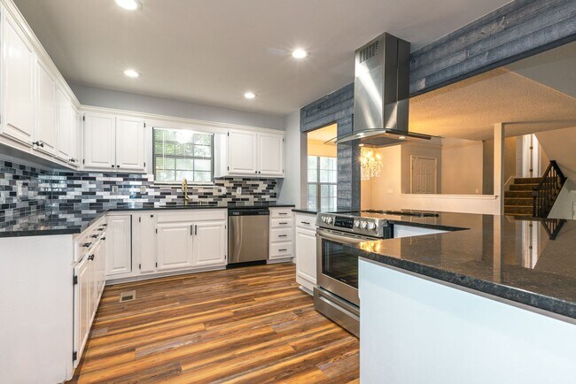 Building Photo - Newly Renovated 4 Bed / 3.5 Bath in Tulsa ...