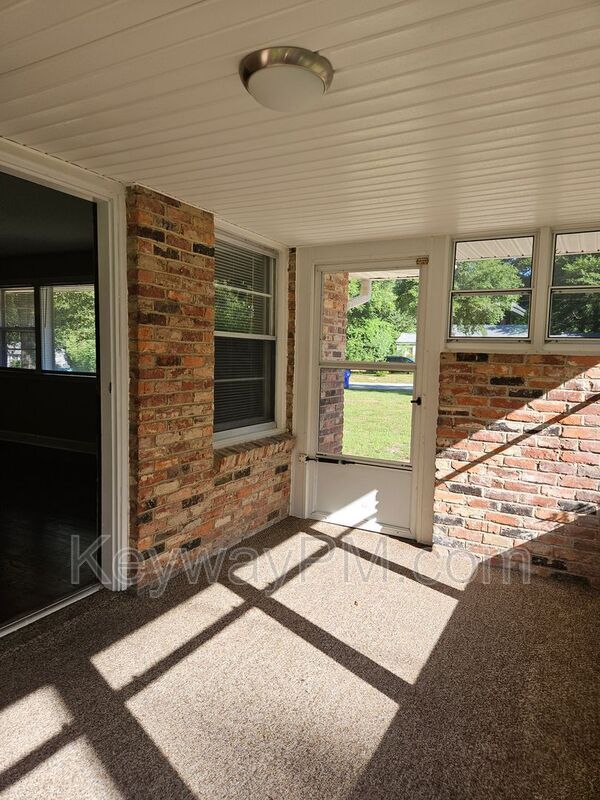 Building Photo - 13 Erskine Ln