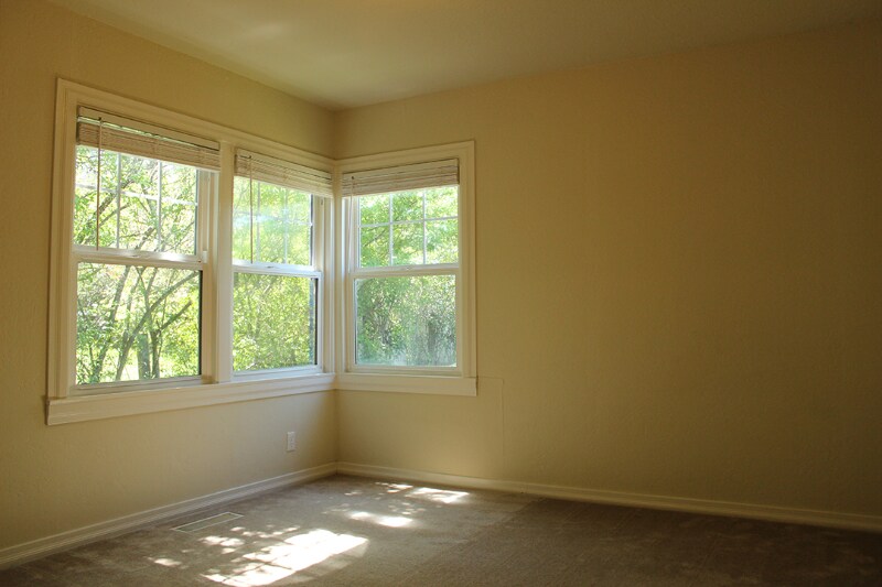 Building Photo - 1010 S Cloverdale Blvd