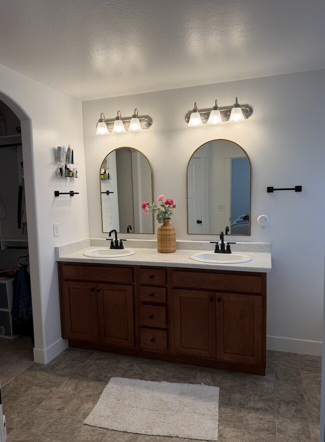 Building Photo - Modern 3 Bedroom Saratoga Springs Home!