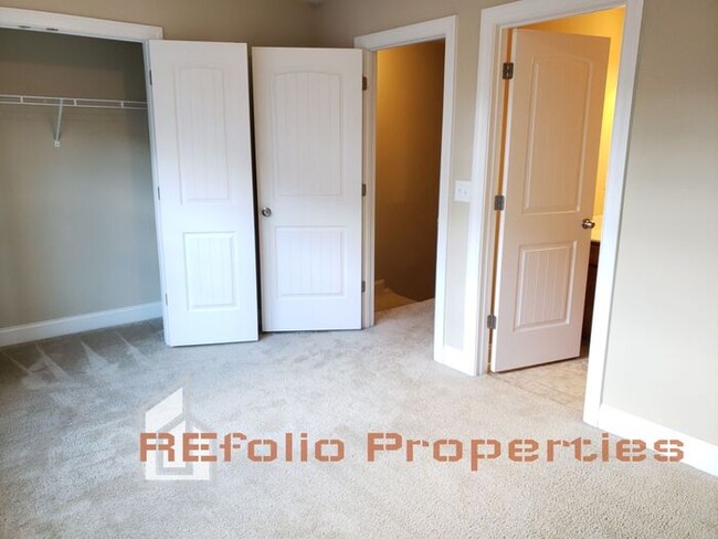 Building Photo - Lovely 3 Story 3 Bedroom 3.5 Bath 1 Car-Ga...