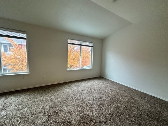 Building Photo - Convenient Beaverton Townhome!