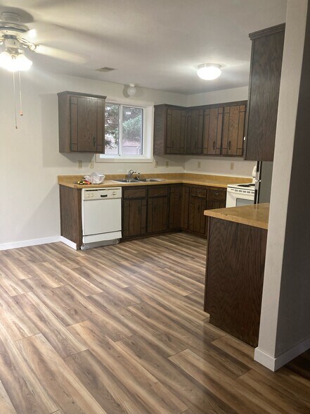 Building Photo - 323 Allan Ave