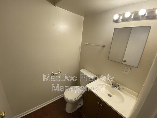 Building Photo - 928 Bellows Ave