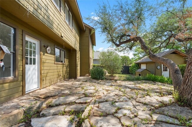 Building Photo - 105 Summit Ridge Dr N