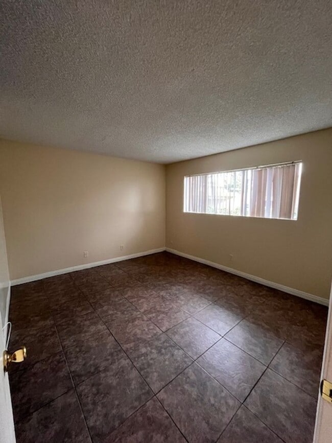 Building Photo - 2 Bedroom/ 2 Bath upstairs unit located in Long Beach!